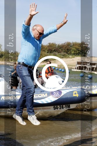 Eiland van Maurik 4 september 2017
Groepsfoto met Nicolette Kluijver en Dennis Weening met Marieke Elsinga, Anouk Hoogendijk, Roeland Fernhout, Niels Gomperts, Carolina Dijkhuizen, Henk Poort, Joelle Witschge, Richard Witschge, Shelly Sterk, Soundos El Ahmadi, Danny Froger, Kaj Gorgels, Nicole Buch en Brace. tijdens de persviewing van Expeditie Robinson 2017 op het Eiland van Maurik