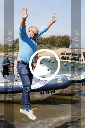 Eiland van Maurik 4 september 2017
Groepsfoto met Nicolette Kluijver en Dennis Weening met Marieke Elsinga, Anouk Hoogendijk, Roeland Fernhout, Niels Gomperts, Carolina Dijkhuizen, Henk Poort, Joelle Witschge, Richard Witschge, Shelly Sterk, Soundos El Ahmadi, Danny Froger, Kaj Gorgels, Nicole Buch en Brace. tijdens de persviewing van Expeditie Robinson 2017 op het Eiland van Maurik