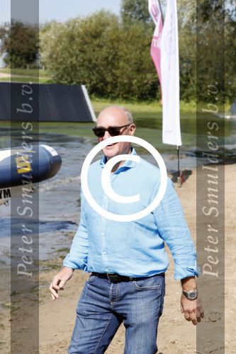 Eiland van Maurik 4 september 2017
Groepsfoto met Nicolette Kluijver en Dennis Weening met Marieke Elsinga, Anouk Hoogendijk, Roeland Fernhout, Niels Gomperts, Carolina Dijkhuizen, Henk Poort, Joelle Witschge, Richard Witschge, Shelly Sterk, Soundos El Ahmadi, Danny Froger, Kaj Gorgels, Nicole Buch en Brace. tijdens de persviewing van Expeditie Robinson 2017 op het Eiland van Maurik