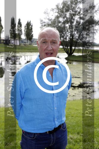 Eiland van Maurik 4 september 2017
Groepsfoto met Nicolette Kluijver en Dennis Weening met Marieke Elsinga, Anouk Hoogendijk, Roeland Fernhout, Niels Gomperts, Carolina Dijkhuizen, Henk Poort, Joelle Witschge, Richard Witschge, Shelly Sterk, Soundos El Ahmadi, Danny Froger, Kaj Gorgels, Nicole Buch en Brace. tijdens de persviewing van Expeditie Robinson 2017 op het Eiland van Maurik