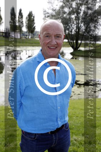 Eiland van Maurik 4 september 2017
Groepsfoto met Nicolette Kluijver en Dennis Weening met Marieke Elsinga, Anouk Hoogendijk, Roeland Fernhout, Niels Gomperts, Carolina Dijkhuizen, Henk Poort, Joelle Witschge, Richard Witschge, Shelly Sterk, Soundos El Ahmadi, Danny Froger, Kaj Gorgels, Nicole Buch en Brace. tijdens de persviewing van Expeditie Robinson 2017 op het Eiland van Maurik