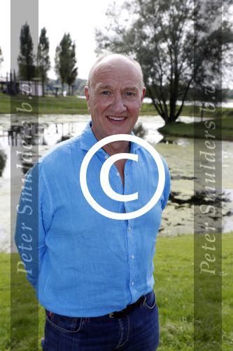 Eiland van Maurik 4 september 2017
Groepsfoto met Nicolette Kluijver en Dennis Weening met Marieke Elsinga, Anouk Hoogendijk, Roeland Fernhout, Niels Gomperts, Carolina Dijkhuizen, Henk Poort, Joelle Witschge, Richard Witschge, Shelly Sterk, Soundos El Ahmadi, Danny Froger, Kaj Gorgels, Nicole Buch en Brace. tijdens de persviewing van Expeditie Robinson 2017 op het Eiland van Maurik