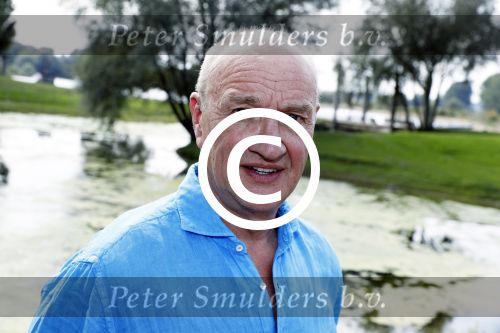 Eiland van Maurik 4 september 2017
Groepsfoto met Nicolette Kluijver en Dennis Weening met Marieke Elsinga, Anouk Hoogendijk, Roeland Fernhout, Niels Gomperts, Carolina Dijkhuizen, Henk Poort, Joelle Witschge, Richard Witschge, Shelly Sterk, Soundos El Ahmadi, Danny Froger, Kaj Gorgels, Nicole Buch en Brace. tijdens de persviewing van Expeditie Robinson 2017 op het Eiland van Maurik