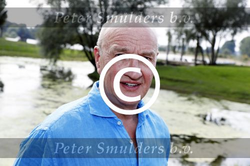 Eiland van Maurik 4 september 2017
Groepsfoto met Nicolette Kluijver en Dennis Weening met Marieke Elsinga, Anouk Hoogendijk, Roeland Fernhout, Niels Gomperts, Carolina Dijkhuizen, Henk Poort, Joelle Witschge, Richard Witschge, Shelly Sterk, Soundos El Ahmadi, Danny Froger, Kaj Gorgels, Nicole Buch en Brace. tijdens de persviewing van Expeditie Robinson 2017 op het Eiland van Maurik