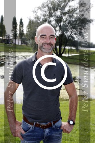 Eiland van Maurik 4 september 2017
Groepsfoto met Nicolette Kluijver en Dennis Weening met Marieke Elsinga, Anouk Hoogendijk, Roeland Fernhout, Niels Gomperts, Carolina Dijkhuizen, Henk Poort, Joelle Witschge, Richard Witschge, Shelly Sterk, Soundos El Ahmadi, Danny Froger, Kaj Gorgels, Nicole Buch en Brace. tijdens de persviewing van Expeditie Robinson 2017 op het Eiland van Maurik