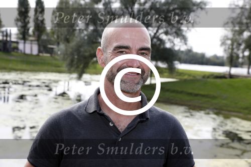 Eiland van Maurik 4 september 2017
Groepsfoto met Nicolette Kluijver en Dennis Weening met Marieke Elsinga, Anouk Hoogendijk, Roeland Fernhout, Niels Gomperts, Carolina Dijkhuizen, Henk Poort, Joelle Witschge, Richard Witschge, Shelly Sterk, Soundos El Ahmadi, Danny Froger, Kaj Gorgels, Nicole Buch en Brace. tijdens de persviewing van Expeditie Robinson 2017 op het Eiland van Maurik