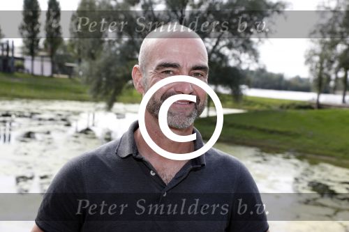 Eiland van Maurik 4 september 2017
Groepsfoto met Nicolette Kluijver en Dennis Weening met Marieke Elsinga, Anouk Hoogendijk, Roeland Fernhout, Niels Gomperts, Carolina Dijkhuizen, Henk Poort, Joelle Witschge, Richard Witschge, Shelly Sterk, Soundos El Ahmadi, Danny Froger, Kaj Gorgels, Nicole Buch en Brace. tijdens de persviewing van Expeditie Robinson 2017 op het Eiland van Maurik