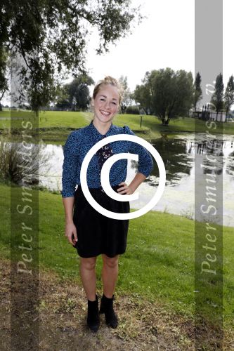 Eiland van Maurik 4 september 2017
Groepsfoto met Nicolette Kluijver en Dennis Weening met Marieke Elsinga, Anouk Hoogendijk, Roeland Fernhout, Niels Gomperts, Carolina Dijkhuizen, Henk Poort, Joelle Witschge, Richard Witschge, Shelly Sterk, Soundos El Ahmadi, Danny Froger, Kaj Gorgels, Nicole Buch en Brace. tijdens de persviewing van Expeditie Robinson 2017 op het Eiland van Maurik