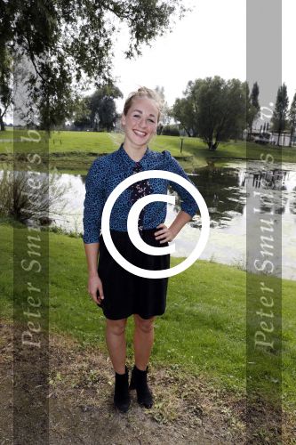 Eiland van Maurik 4 september 2017
Groepsfoto met Nicolette Kluijver en Dennis Weening met Marieke Elsinga, Anouk Hoogendijk, Roeland Fernhout, Niels Gomperts, Carolina Dijkhuizen, Henk Poort, Joelle Witschge, Richard Witschge, Shelly Sterk, Soundos El Ahmadi, Danny Froger, Kaj Gorgels, Nicole Buch en Brace. tijdens de persviewing van Expeditie Robinson 2017 op het Eiland van Maurik