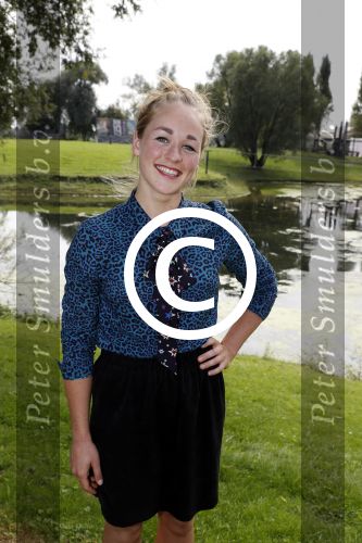 Eiland van Maurik 4 september 2017
Groepsfoto met Nicolette Kluijver en Dennis Weening met Marieke Elsinga, Anouk Hoogendijk, Roeland Fernhout, Niels Gomperts, Carolina Dijkhuizen, Henk Poort, Joelle Witschge, Richard Witschge, Shelly Sterk, Soundos El Ahmadi, Danny Froger, Kaj Gorgels, Nicole Buch en Brace. tijdens de persviewing van Expeditie Robinson 2017 op het Eiland van Maurik