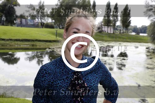 Eiland van Maurik 4 september 2017
Groepsfoto met Nicolette Kluijver en Dennis Weening met Marieke Elsinga, Anouk Hoogendijk, Roeland Fernhout, Niels Gomperts, Carolina Dijkhuizen, Henk Poort, Joelle Witschge, Richard Witschge, Shelly Sterk, Soundos El Ahmadi, Danny Froger, Kaj Gorgels, Nicole Buch en Brace. tijdens de persviewing van Expeditie Robinson 2017 op het Eiland van Maurik