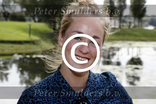 Eiland van Maurik 4 september 2017
Groepsfoto met Nicolette Kluijver en Dennis Weening met Marieke Elsinga, Anouk Hoogendijk, Roeland Fernhout, Niels Gomperts, Carolina Dijkhuizen, Henk Poort, Joelle Witschge, Richard Witschge, Shelly Sterk, Soundos El Ahmadi, Danny Froger, Kaj Gorgels, Nicole Buch en Brace. tijdens de persviewing van Expeditie Robinson 2017 op het Eiland van Maurik