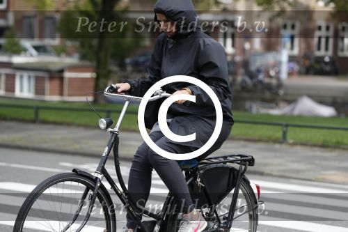 Amsterdam 12 september 2017  
Isa Hoes in de storm op de fiets