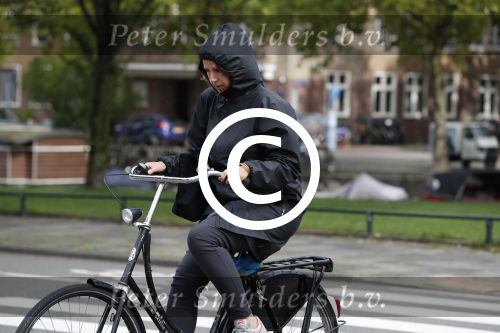 Amsterdam 12 september 2017  
Isa Hoes in de storm op de fiets