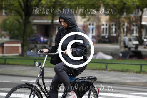 Amsterdam 12 september 2017  
Isa Hoes in de storm op de fiets