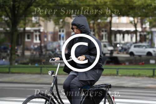 Amsterdam 12 september 2017  
Isa Hoes in de storm op de fiets