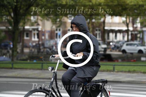 Amsterdam 12 september 2017  
Isa Hoes in de storm op de fiets