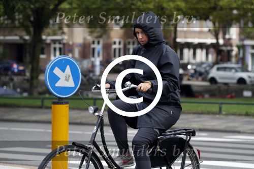 Amsterdam 12 september 2017  
Isa Hoes in de storm op de fiets