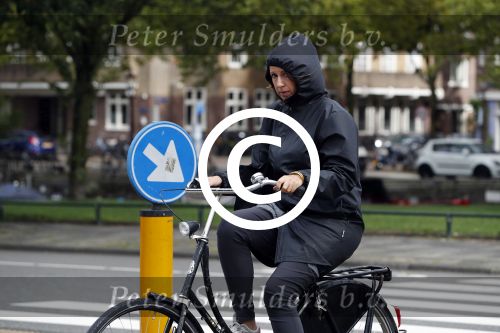 Amsterdam 12 september 2017  
Isa Hoes in de storm op de fiets