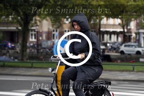 Amsterdam 12 september 2017  
Isa Hoes in de storm op de fiets