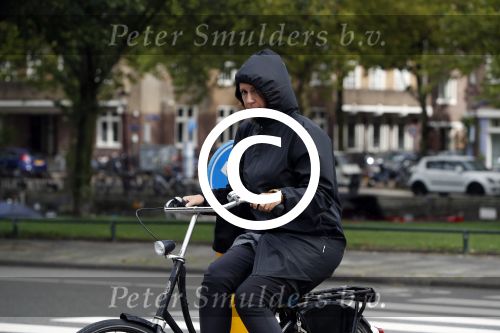 Amsterdam 12 september 2017  
Isa Hoes in de storm op de fiets