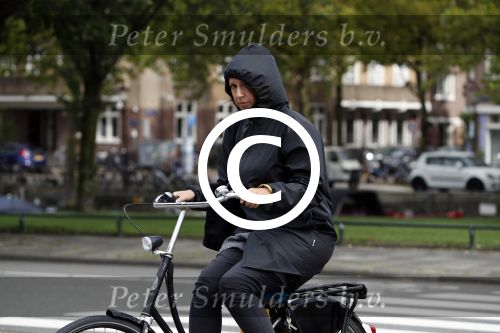 Amsterdam 12 september 2017  
Isa Hoes in de storm op de fiets