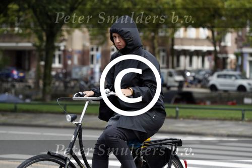 Amsterdam 12 september 2017  
Isa Hoes in de storm op de fiets