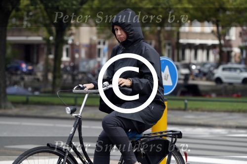 Amsterdam 12 september 2017  
Isa Hoes in de storm op de fiets