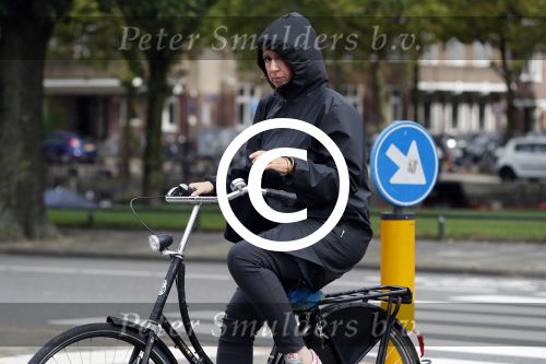 Amsterdam 12 september 2017  
Isa Hoes in de storm op de fiets