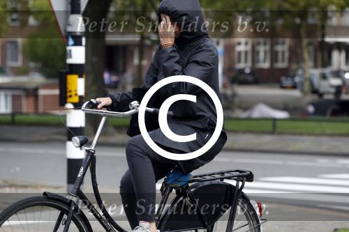 Amsterdam 12 september 2017  
Isa Hoes in de storm op de fiets