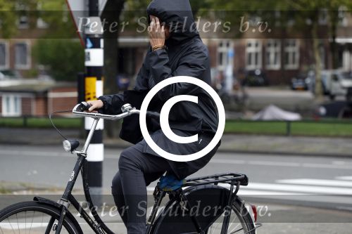 Amsterdam 12 september 2017  
Isa Hoes in de storm op de fiets