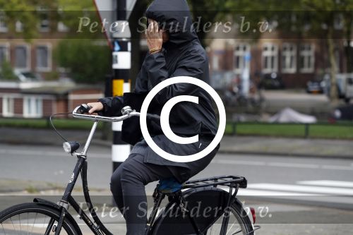 Amsterdam 12 september 2017  
Isa Hoes in de storm op de fiets