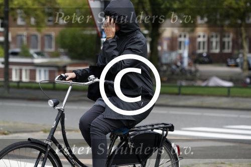 Amsterdam 12 september 2017  
Isa Hoes in de storm op de fiets