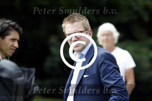 Warmond 7 juli 2017
Koninklijk fotouurtje in Warmond . Koning Willem Alexander Koningin Maxima prionses Amalia Ariane en Alexia komen aanvaren met een sloep. Jair Ferwerda van Jinek