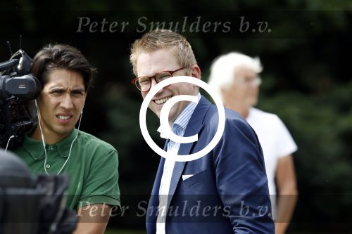 Warmond 7 juli 2017
Koninklijk fotouurtje in Warmond . Koning Willem Alexander Koningin Maxima prionses Amalia Ariane en Alexia komen aanvaren met een sloep. Jair Ferwerda van Jinek