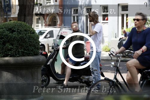 Amsterdam 21 juli 2017
Jamai Loman met zijn vriend Michael Muller op hun vespa scooter