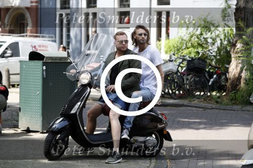 Amsterdam 21 juli 2017
Jamai Loman met zijn vriend Michael Muller op hun vespa scooter