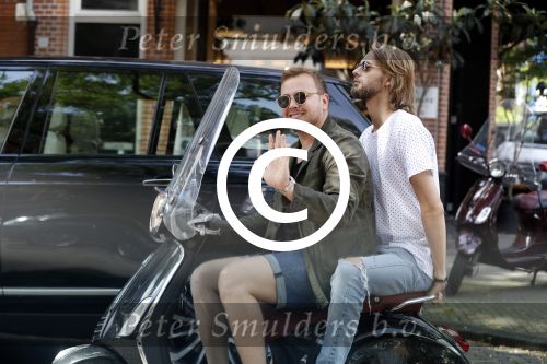 Amsterdam 21 juli 2017
Jamai Loman met zijn vriend Michael Muller op hun vespa scooter