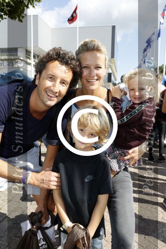 Amsterdam 3 september 2017  
ALS Cityswim in de amsterdamse grachten. Jan Joost v Gangelen met zijn vrouw en kinderen
