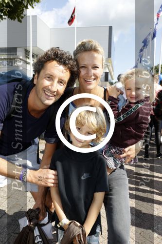 Amsterdam 3 september 2017  
ALS Cityswim in de amsterdamse grachten. Jan Joost v Gangelen met zijn vrouw en kinderen