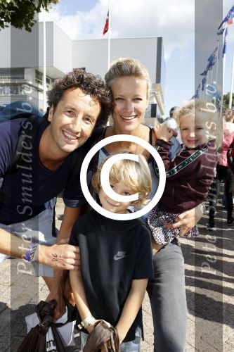 Amsterdam 3 september 2017  
ALS Cityswim in de amsterdamse grachten. Jan Joost v Gangelen met zijn vrouw en kinderen