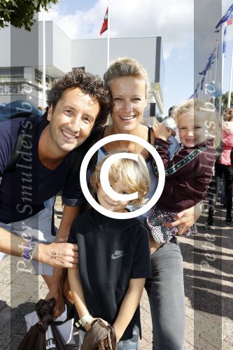 Amsterdam 3 september 2017  
ALS Cityswim in de amsterdamse grachten. Jan Joost v Gangelen met zijn vrouw en kinderen