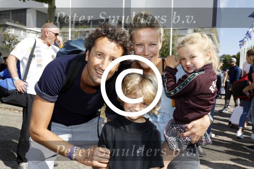 Amsterdam 3 september 2017  
ALS Cityswim in de amsterdamse grachten. Jan Joost v Gangelen met zijn vrouw en kinderen