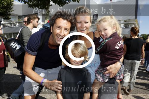 Amsterdam 3 september 2017  
ALS Cityswim in de amsterdamse grachten. Jan Joost v Gangelen met zijn vrouw en kinderen