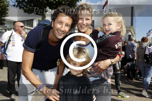 Amsterdam 3 september 2017  
ALS Cityswim in de amsterdamse grachten. Jan Joost v Gangelen met zijn vrouw en kinderen