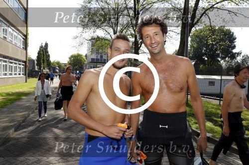 Amsterdam 3 september 2017  
ALS Cityswim in de amsterdamse grachten. Jan Joost v Gangelen met Niek v d Bruggen