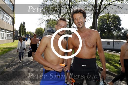 Amsterdam 3 september 2017  
ALS Cityswim in de amsterdamse grachten. Jan Joost v Gangelen met Niek v d Bruggen