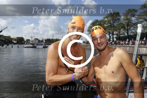 Amsterdam 3 september 2017  
ALS Cityswim in de amsterdamse grachten. Jan Joost v Gangelen met Niek v d Bruggen