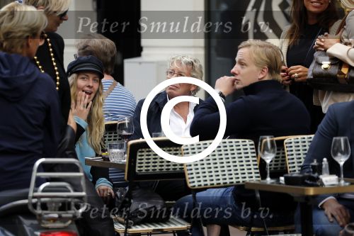 Amsterdam 1 september 2017 
Jan en Monique des Bouvrie met hun kinderen Bo en Jan jr op de pc hooftstraat.
Carolien Tensen en de weduwe van Joop Braakhekke Wim staan te kletsen.