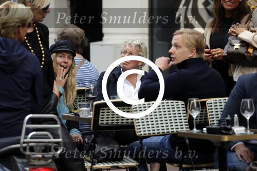 Amsterdam 1 september 2017 
Jan en Monique des Bouvrie met hun kinderen Bo en Jan jr op de pc hooftstraat.
Carolien Tensen en de weduwe van Joop Braakhekke Wim staan te kletsen.